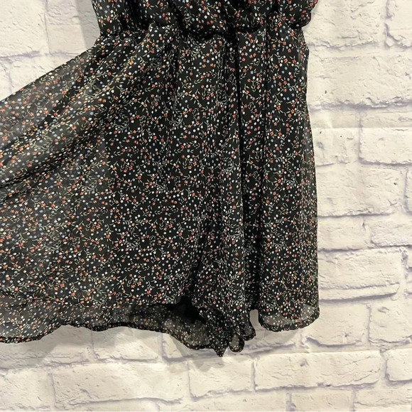 Papaya Deep V-Neck Lined‎ Floral Sleeveless Romper - Picture 5 of 10